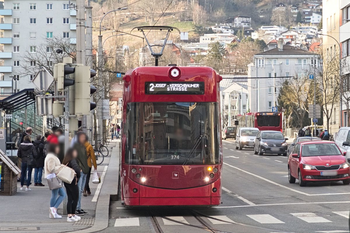 Innsbruck: Tw. 374 als Linie 2 an der Haltestelle Klinik/Universität. Aufgenommen 20.2.2020.