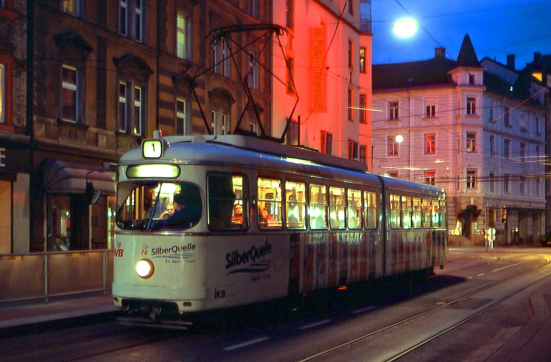 Innsbruck Tw 74 in der Brgerstrae, 23.04.2008. 