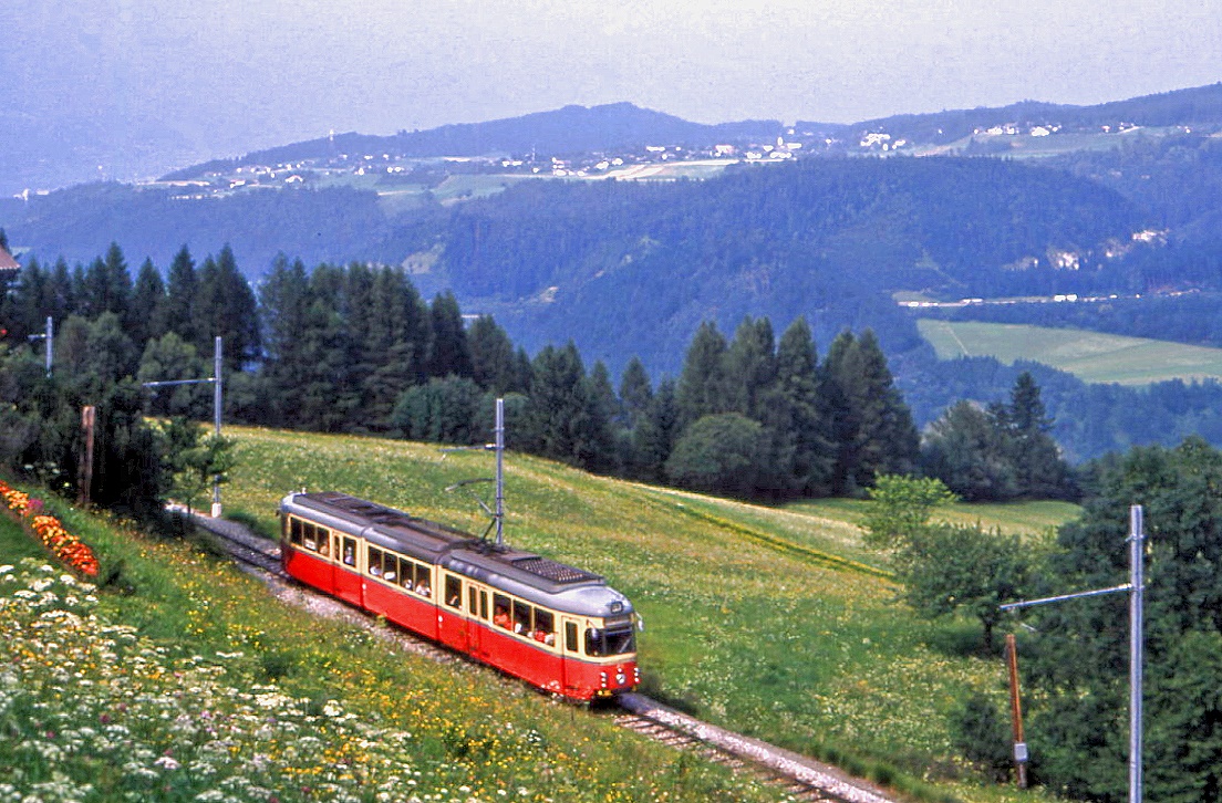 Innsbruck Tw 85 auf der Stubaitalbahn bei Kreith, 28.07.1989.