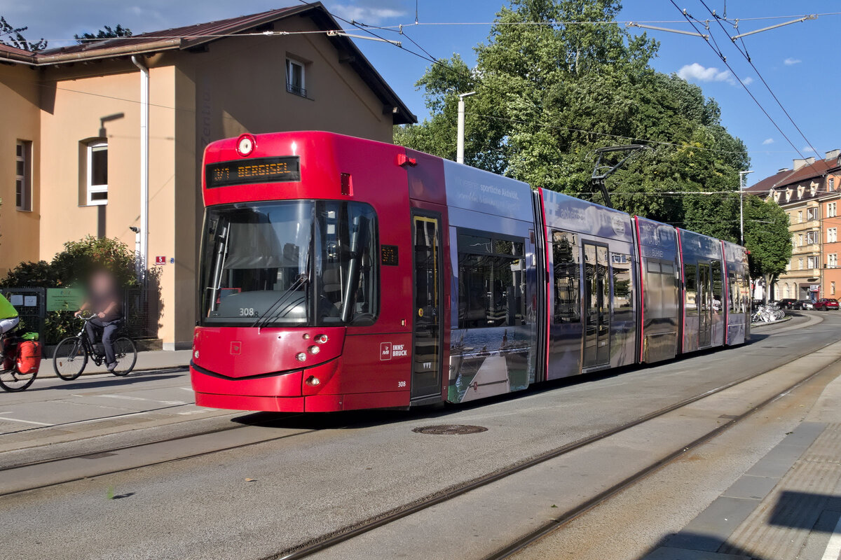 Innsbruck: Wegen Gleisbauarbeiten in der Innenstadt wird die Linie 3 als kombinierte Linie 3/1 geführt. Tw. 308 bei der Haltestelle Leipziger Platz. Aufgenommen 2.8.2023.
