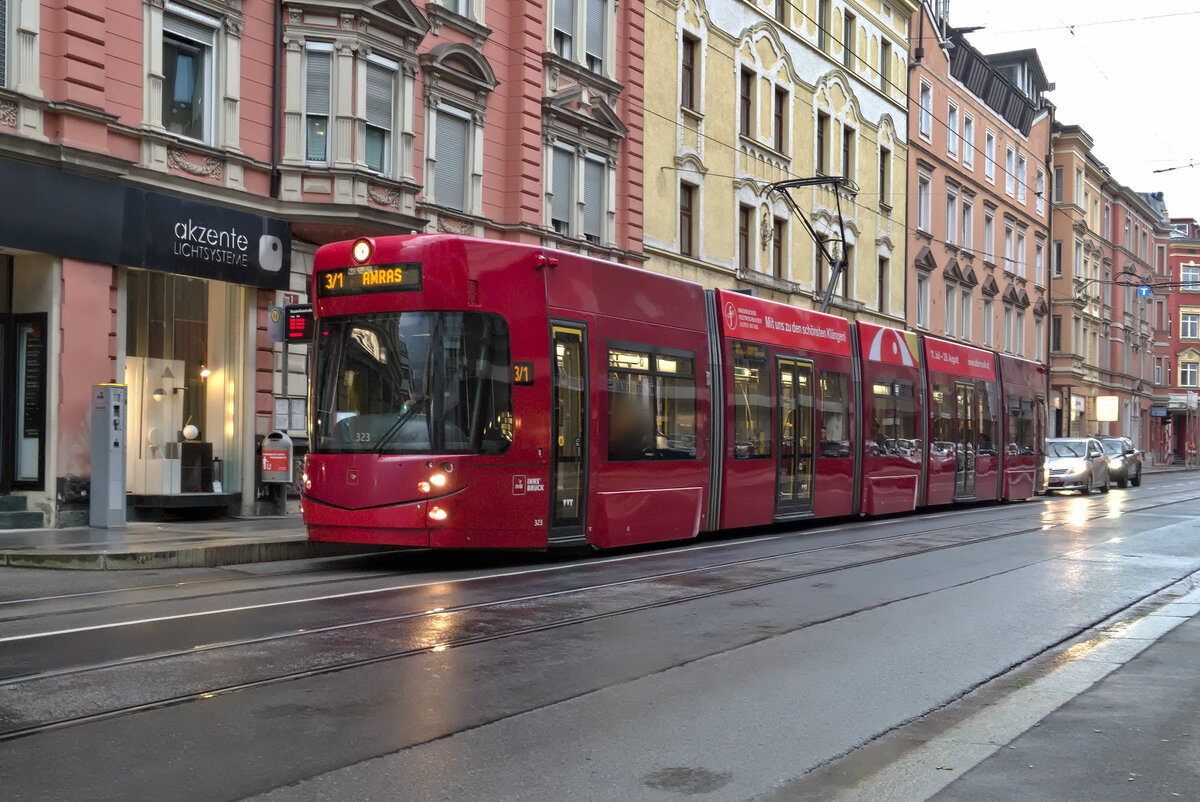 Innsbruck: Wegen Gleisbauarbeiten in der Innenstadt wird die Linie 3 als kombinierte Linie 3/1 geführt. Tw. 323 an der Haltestelle Anichstraße/Rathausgalerien. Aufgenommen 9.8.2023.