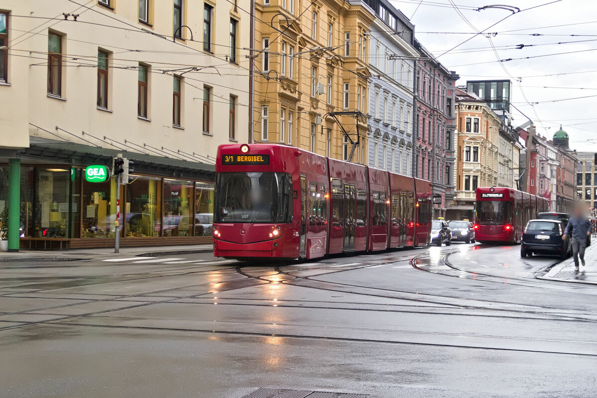Innsbruck: Wegen Gleisbauarbeiten in der Innenstadt wird die Linie 3 als kombinierte Linie 3/1 geführt. Tw. 307 in der Anichstraße. Aufenommen 9.8.2023.