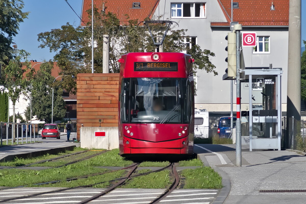 Innsbruck: Wegen Gleisbauarbeiten in der Innenstadt wird die Linie 3 als kombinierte Linie 3/1 geführt. Tw. 312 an der Endhaltestelle Amras. Aufgenommen 2.8.2023.