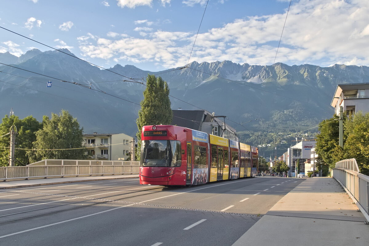 Innsbruck: Wegen Gleisbauarbeiten in der Innenstadt wird die Linie 1 als kombinierte Linie 3/1 geführt. Tw. 304 auf der Fritz-Konzert-Straße. Aufgenommen 1.9.2023.