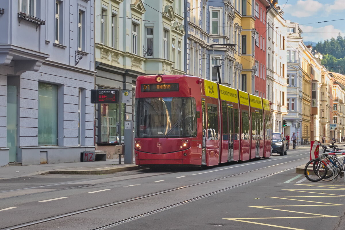Innsbruck: Wegen Gleisbauarbeiten in der Innenstadt wird die Linie 1 als kombinierte Linie 3/1 geführt. Tw. 306 an der Haltestelle Franz-Fischer-Straße. Aufgenommen 1.9.2023.