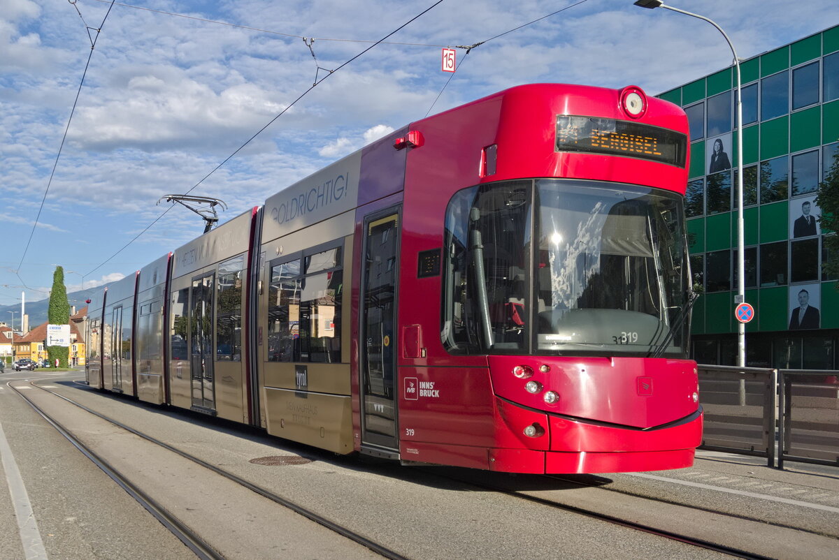 Innsbruck: Wegen Gleisbauarbeiten in der Innenstadt wird die Linie 1 als kombinierte Linie 3/1 geführt. Tw. 319 an der Haltestelle Cineplexx. Aufgenommen 1.9.2023.