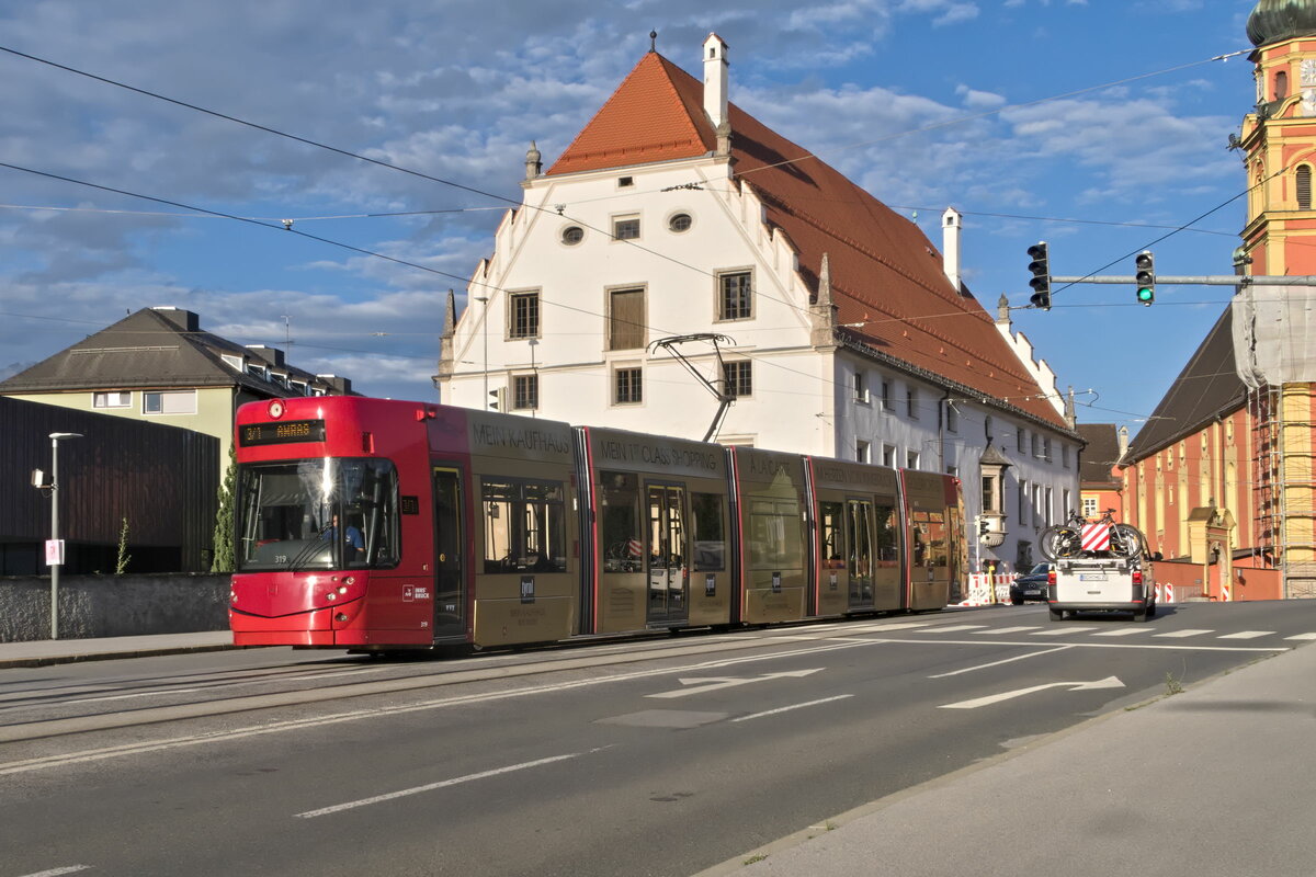Innsbruck: Wegen Gleisbauarbeiten in der Innenstadt wird die Linie 1 als kombinierte Linie 3/1 geführt. Tw. 319 in der Pastorstraße. Aufgenommen 1.9.2023.