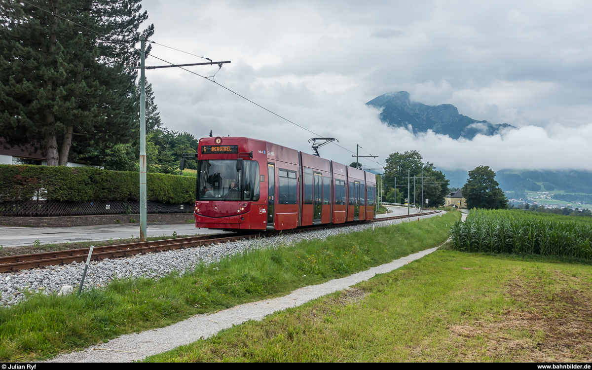 Innsbrucker Mittelgebirgsbahn/Tramlinie 6: Flexity 318 am 23. Juli 2018 auf Talfahrt bei Igls Romedihof. <br>
Die Linie 6 wird nur am Wochenende und in den Sommerferien täglich im Stundentakt befahren. An Schultagen gibt es nur eine Hin- und Rückfahrt frühmorgens.