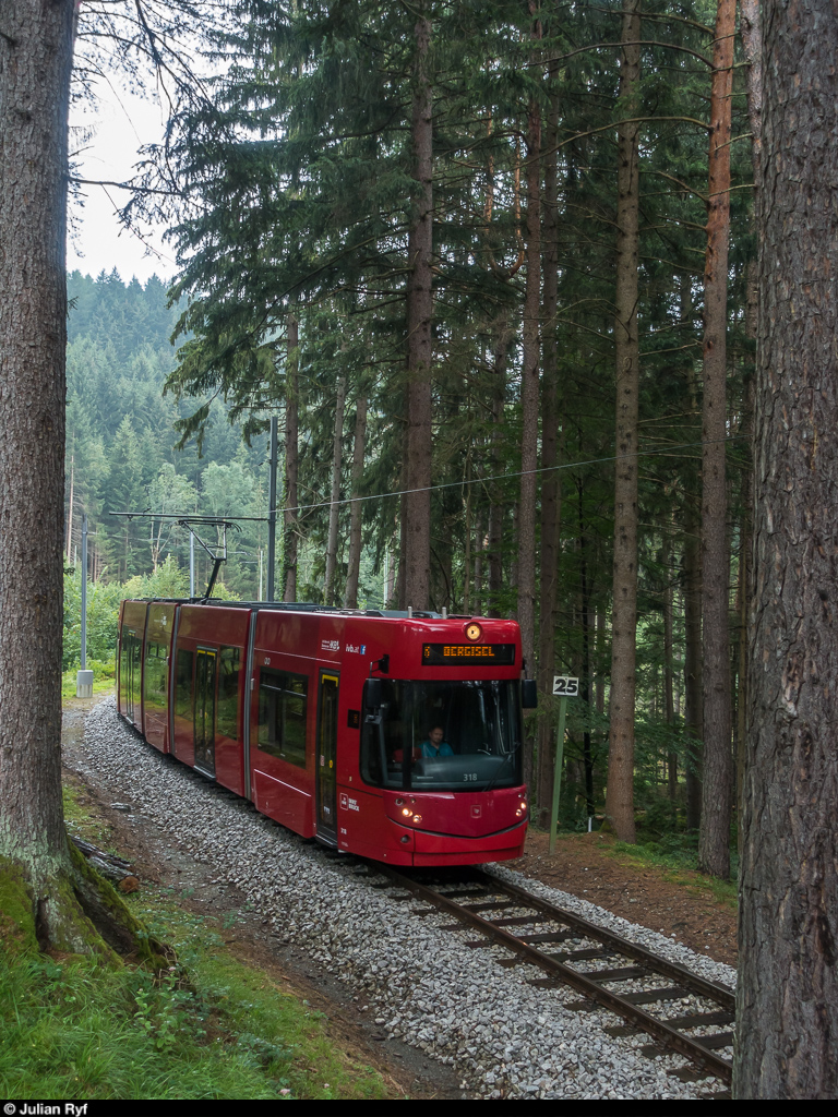 Innsbrucker Mittelgebirgsbahn/Tramlinie 6: Flexity 318 am 23. Juli 2018 auf Talfahrt zwischen Tantegert und Schönruh.