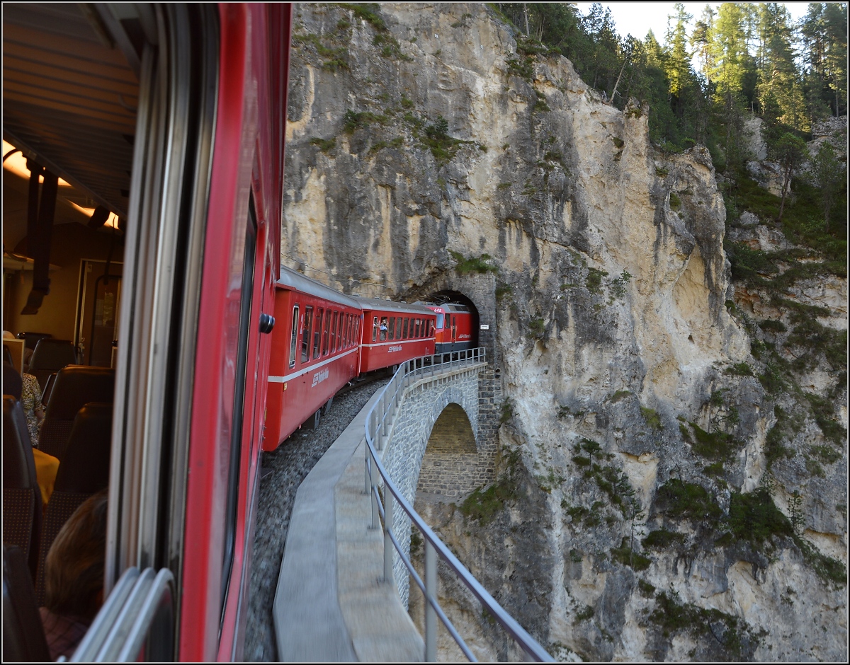 Ins berühmte Mauseloch. Landwasserviadukt mit Ge 4/4<sup>III</sup>. August 2015.