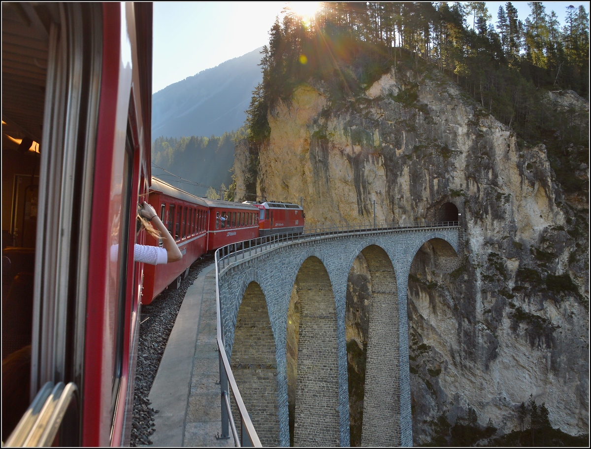 Ins berühmte Mauseloch. Landwasserviadukt mit Ge 4/4<sup>III</sup>. August 2015.