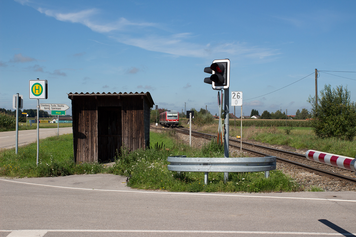 Ins Bild platziert wurde am 28.08.14 in Pirach ein 628, der soeben Ausfahrt in Richtung Burghausen erhielt.