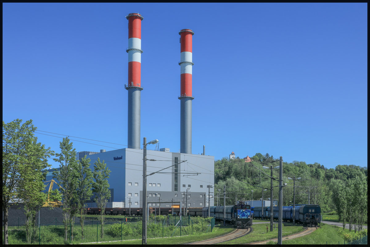 Ins Ende des 13eten Jahrunderts reicht die Geschichte des Schlosses Weissenegg das am Rand des Grazer Beckens auf einer Anhöhe nächst der Kraftwerksgruppe Mellach thront. Leider nur wenig davon zu sehen und wenn auch nur im Frühling,.... 

Am 10.05.2019 bringt 1063.039 4 Wagen  Kohle  für das Fernheizkraftwerk das Graz mit Wärme versorgt. 
 

 