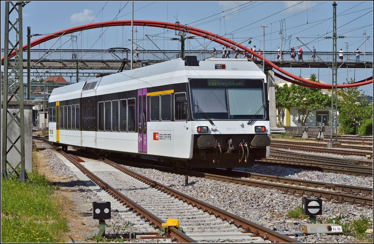 Ins rechte Licht gesetzt macht auch ein GTW was her. 

Kantiges vs. Abgerundetes zeigt sich, wenn der Thurbo GTW 2/6 der ersten Serie Konstanz besucht. Juni 2014.