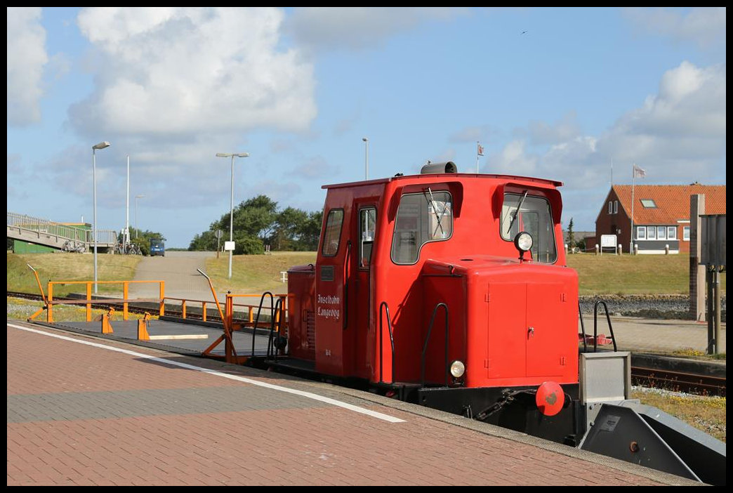 Inselbahn Langeoog am 3.7.2019: Lok Kö 4 hat einen Flachwagen am Haken und steht damit vor dem Prellbock am Hafen Anleger auf Langeoog.