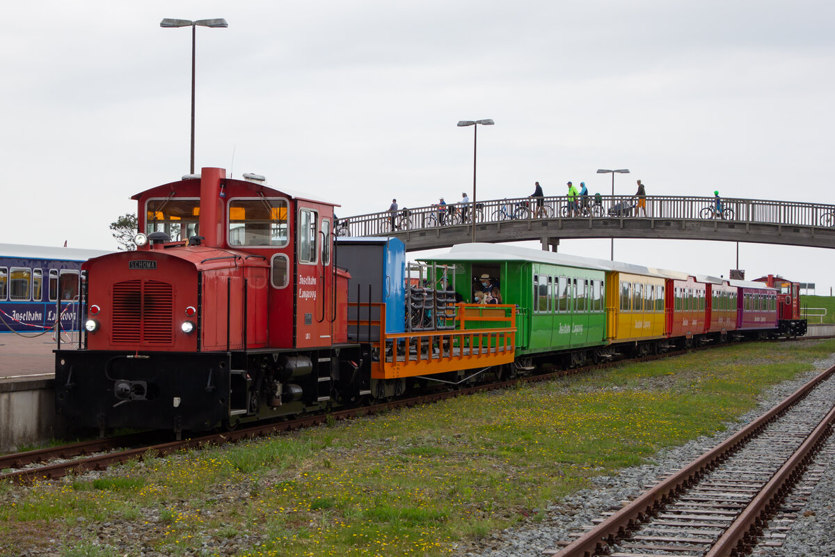 Inselbahn Langeoog. Lok 3 und 1 mit dem Zusatzzug im Hafenbahnhof. 21.8.21