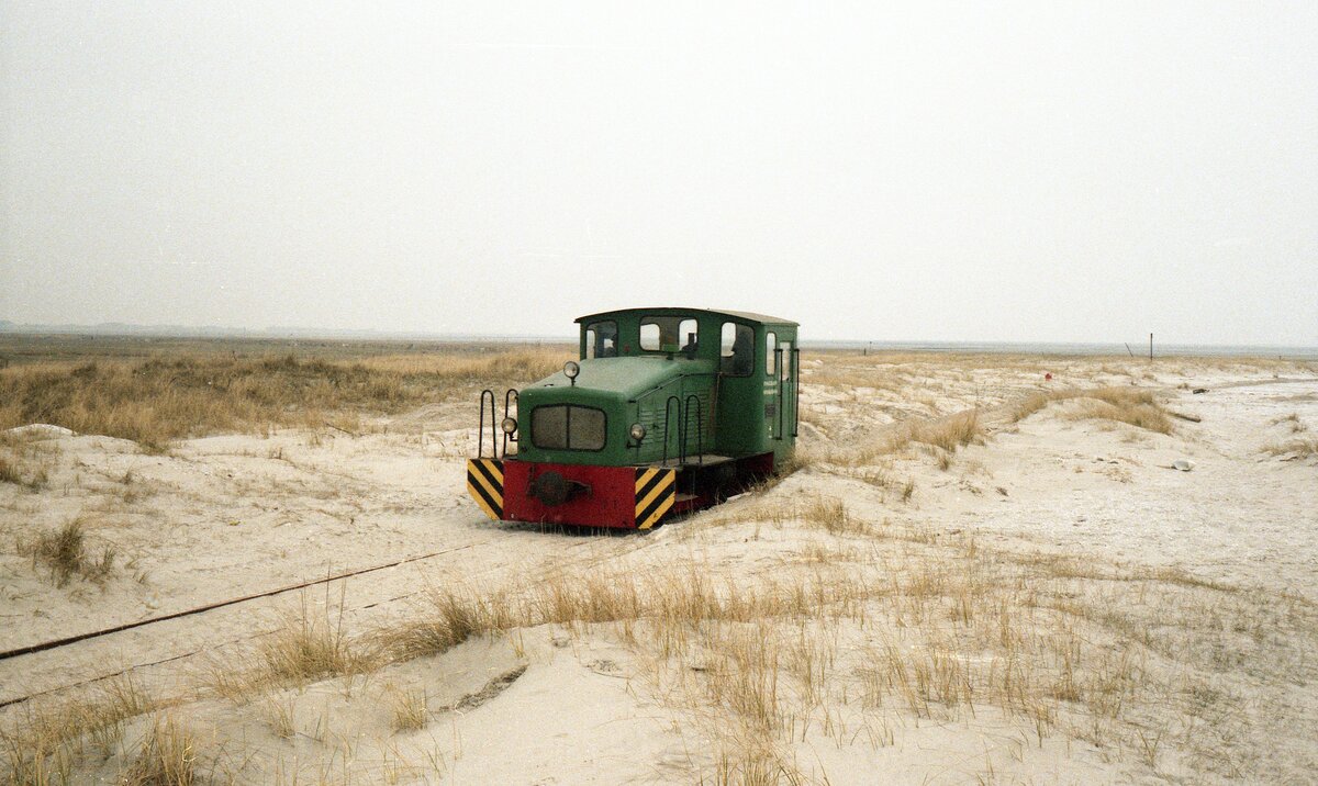 Inselbahn Spiekeroog__April 1984. SCHÖMA-Lok 4 von 1957 in den Dünen.