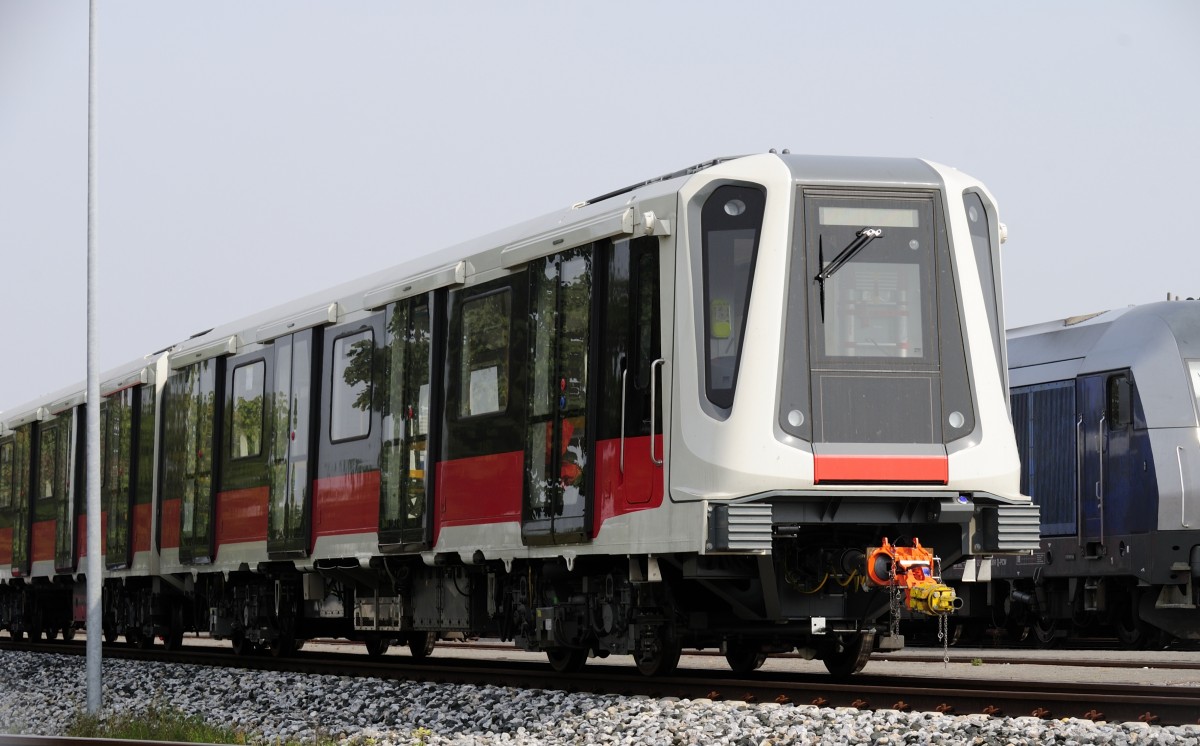 Insprio ohne UIC Nr. Neuware im PCW Siemens, der Blick ber den Zaun bringt immer wieder was Neues.
Aufgenommen am 22.8.2013.