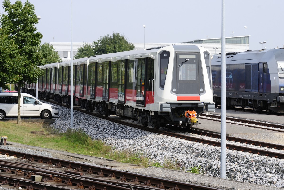 Insprio ohne UIC Nr. Neuware im PCW Siemens, der Blick ber den Zaun bringt immer wieder was Neues.
Aufgenommen am 22.8.2013.