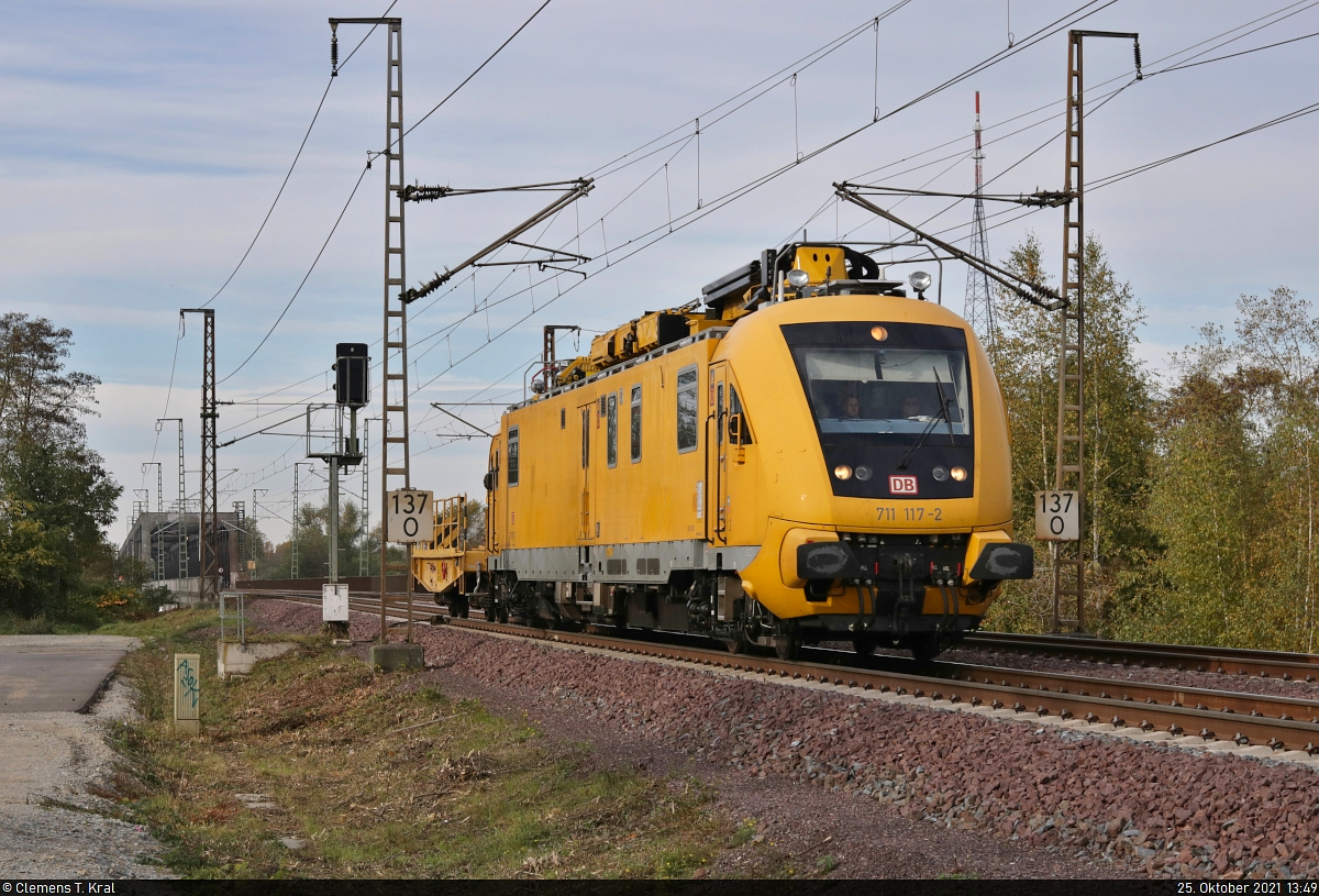 Instandhaltungsfahrzeug für Oberleitungsanlagen (IFO) 711 117-2 ist mit einem vierachsigen Arbeitswagen auf Dienstfahrt durch Magdeburg Herrenkrug Richtung Biederitz.

🧰 DB Netz AG, Maschinenpool
🚩 Bahnstrecke Berlin–Magdeburg (KBS 201)
🕓 25.10.2021 | 13:49 Uhr