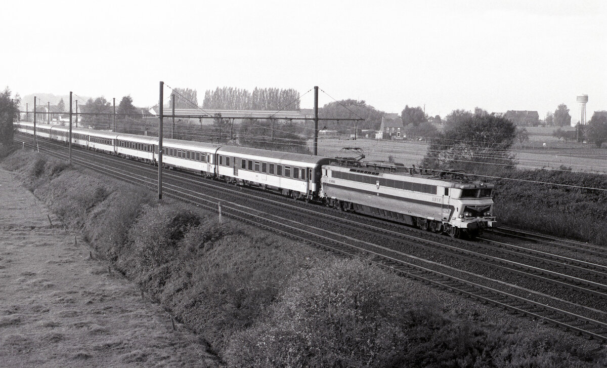 Int-281 von Paris Nord nach Amsterdam CS mit SNCF CC-40104 bei Neufvilles (BE) am 11.10.1994, 10.22u. Scanbild 11771, Ilford FP4.