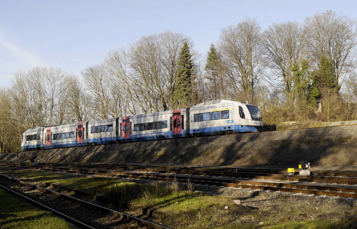 Integral 609 111 hat die Neubaustrecke der S 28 hinter sich und fädelt gleich, links außerhalb des Bildes, in die Bestandsstrecke Dornap-Hahnenfurth Gbf - Mettmann Stadtwald ein, das letzte noch bestehende Stück der ehemaligen Wuppertaler Nordbahn. Im Güterbahnhof sind z.Zt. mindestens acht Integrale abgestellt. Außerdem wird mittwochs und freitags im benachbarten Kalkwerk ein Zug beladen, der mit einer MaK-Lok von Thyssen bespannt ist. Bf Dornap-Hahnenfurth, 18.12.20.