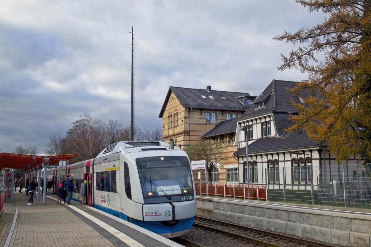 Integral VT 116 der RegioBahn am Tag der Eröffnung des Streckenabschnitts nach Wuppertal im Bahnhof Mettmann-Stadtwald (13.12.2020) 