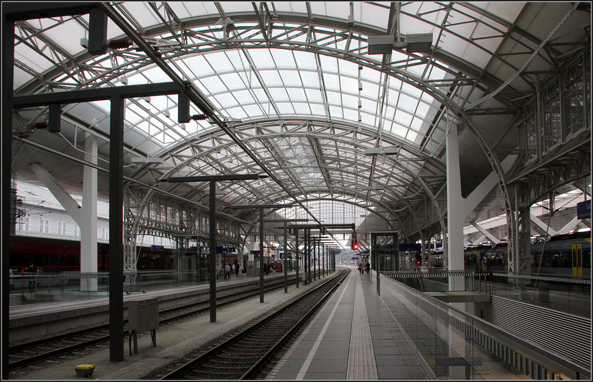 Integriert -

Das alte Bahnhofsdach wurde zwischen die neuen Konstruktionen integriert.

Salzburg, 31.05.2014 (M)