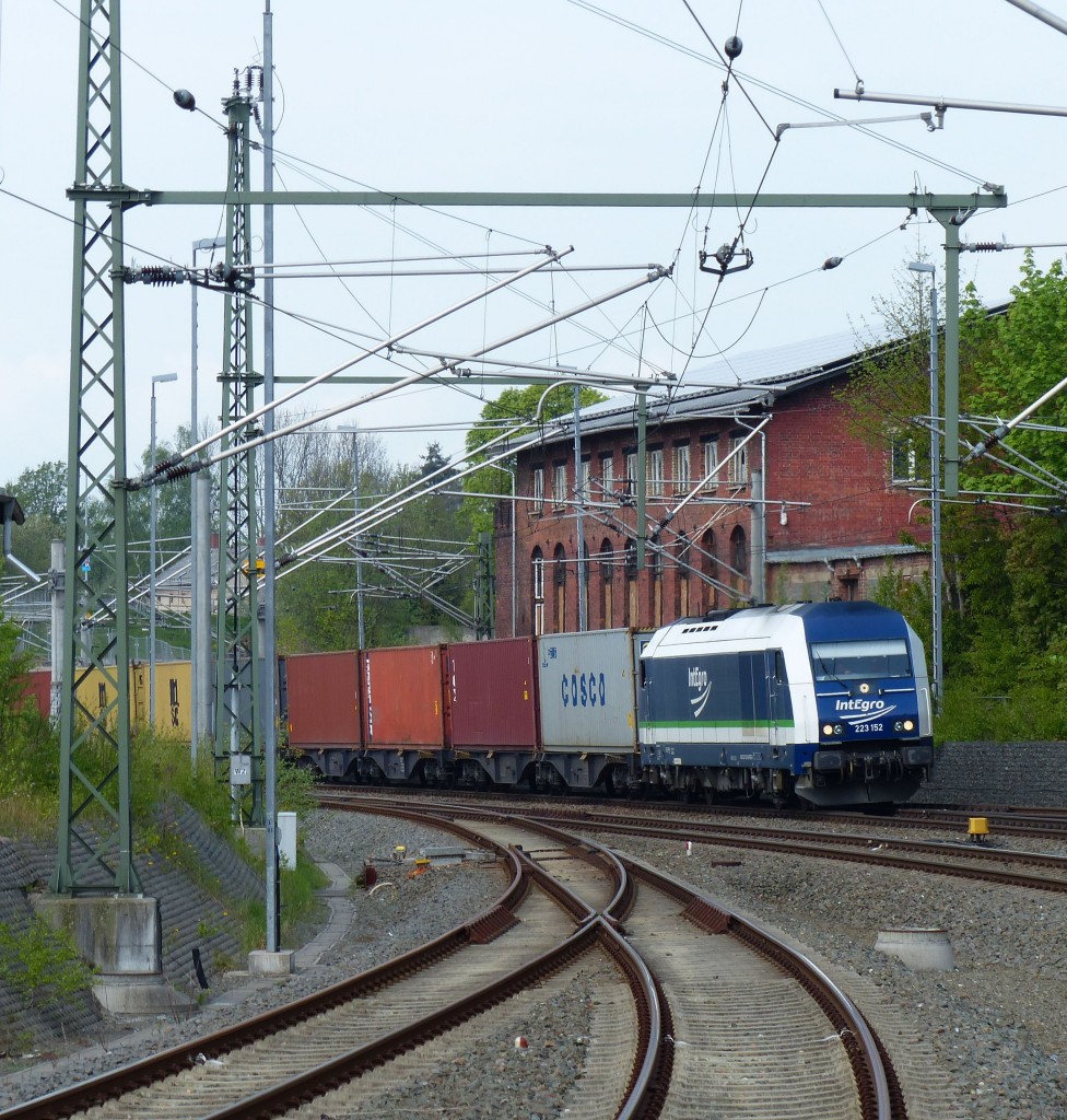 IntEgro 223 152 mit einen Containerzug am Haken fährt am 27.04.2014 durch Reichenbach(Vogtl.) 