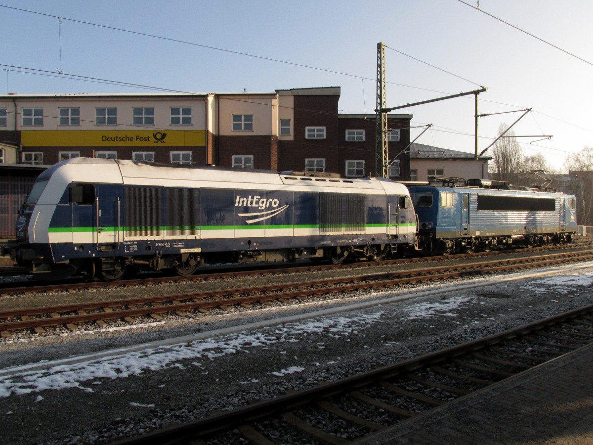 Integro Diesellok 223 152 und Elok 155 045 auf dem Bahnhof in Plauen am 15.02.2015
