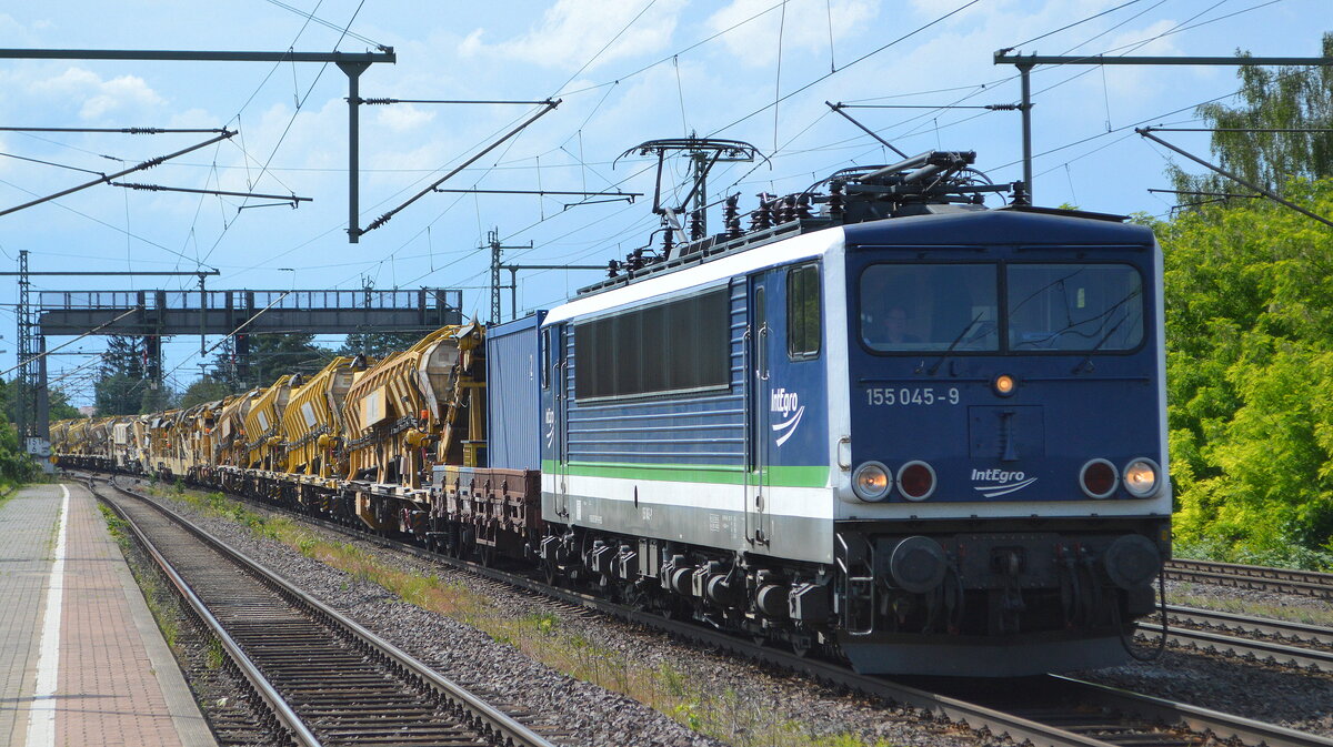 IntEgro Verkehr GmbH, Reichenbach (Vogtl.) mit  155 045-9  (NVR:  91 80 6155 238-9 D-PRESS ) mit einem Zug Gleisbaumaschinen der Fa. MGW Gleis- und Weichenbau-Gesellschaft mbH & Co. KG mit der innovativen P$T Hochleistungs – Bettungsreinigungsmaschine mit
Schotterwaschmodul und Abwasserkläranlage vom Typ RM 95-800 W und P&T MFS Materialförder- und Silowagen am 01.06.22 Höhe Bf. Niederndodeleben (Nähe Magdeburg). 