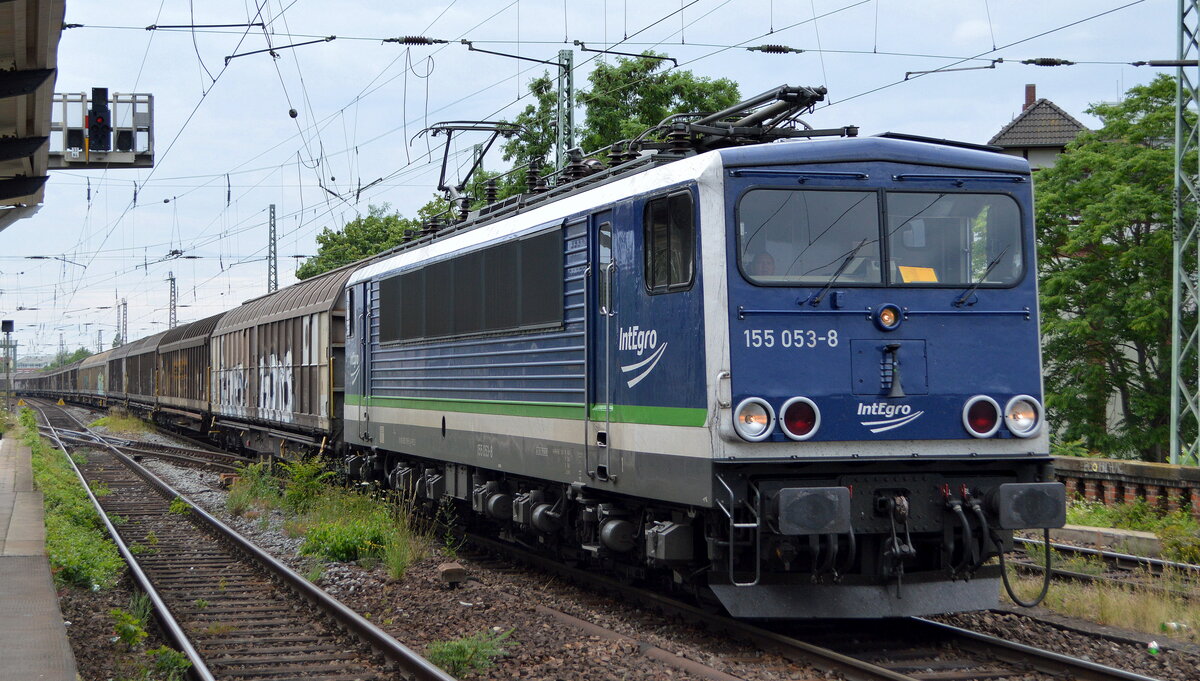 IntEgro Verkehr GmbH, Reichenbach (Vogtl.) mit der  155 053-8  (NVR:  91 80 6155 179-5 D-PRESS ) und einem Ganzzug Schiebewandwagen am 29.06.22 Vorbeifahrt Bahnhof Magdeburg-Neustadt. Viele Grüße an den Tf. !!!!