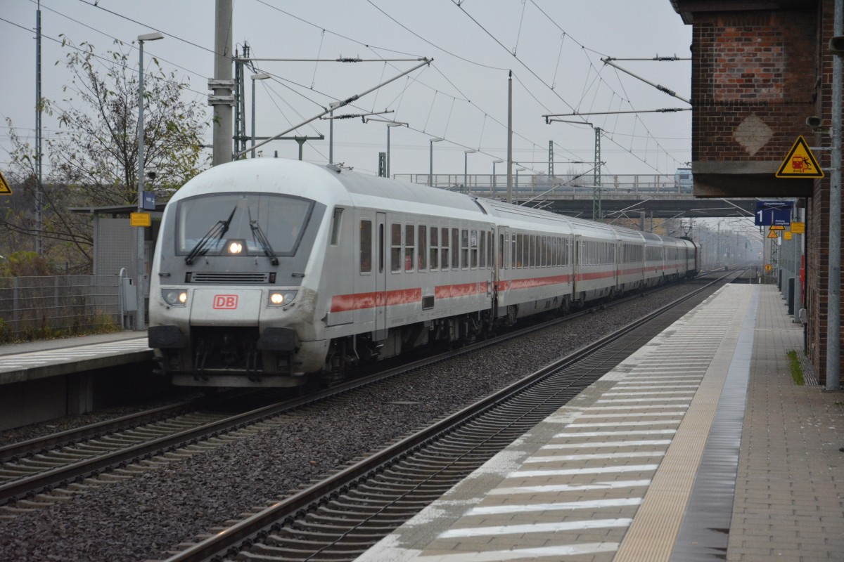 InterCity 2208 (geschoben von 101 019-8) aus München bei der Durchfahrt Großbeeren am 19.11.2014.

