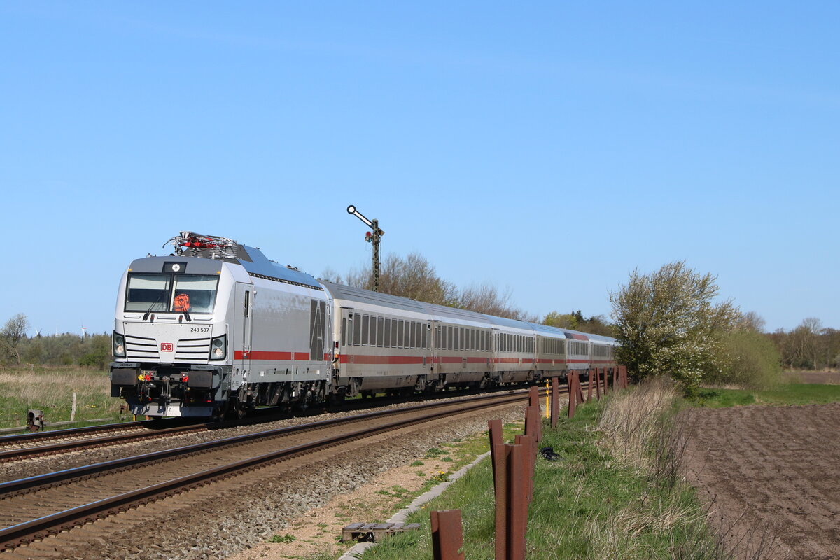 Intercity 2311 gezogen von 248 507 bei der Einfahrt in Risum-Lindholm an seinem letzten Betriebstag den 30.4.2026