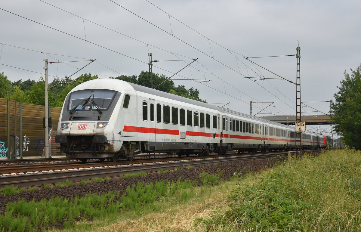 Intercity kommend aus Hamburg mit dem Steuerwagen 61 80 80-91 153-9 in Front. Schiebelok war die 101 039-6. Höhe Bardowick, 05.06.2018.