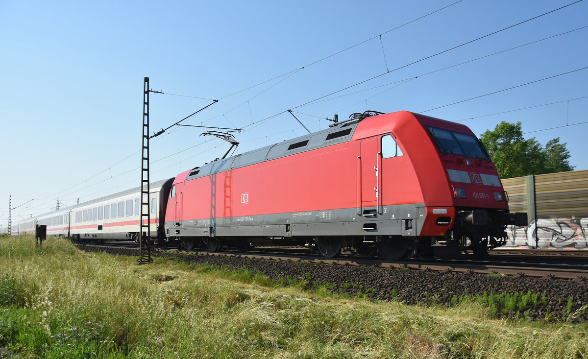 InterCity kommend aus Lüneburg, in Front die 101 051-1. Höhe Bardowick, 29.05.2018.