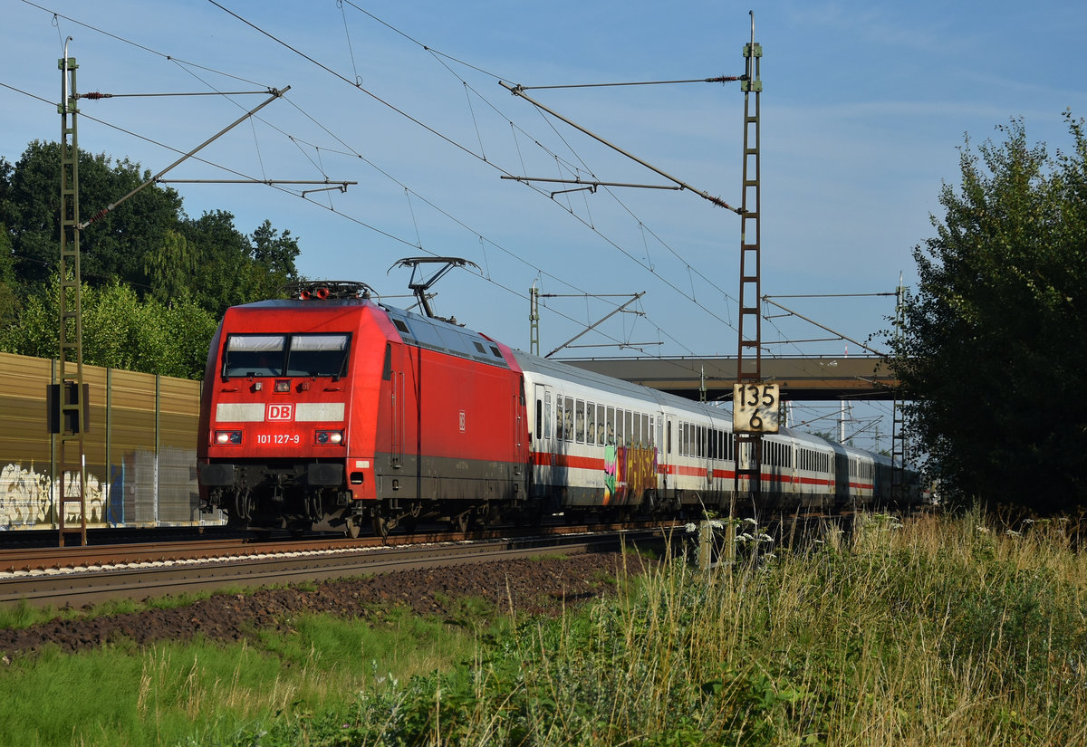 InterCity kommend aus Richtung Hamburg, in Front die 101 127-9. Höhe Bardowick, 17.07.2018.