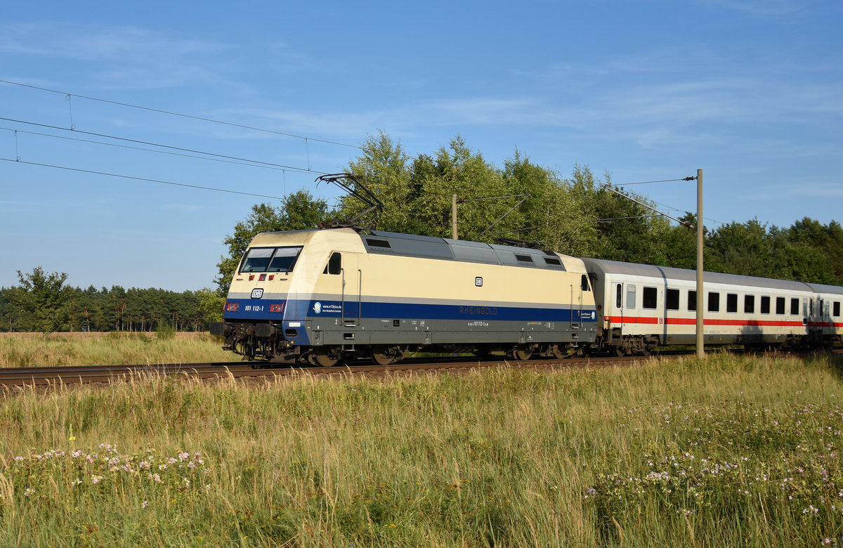 Intercity kommend aus Richtung Hamburg, mit der 101 112-1  Rheingold  als Schiebelok. 3km östlich von Büchen, 16.08.2018.