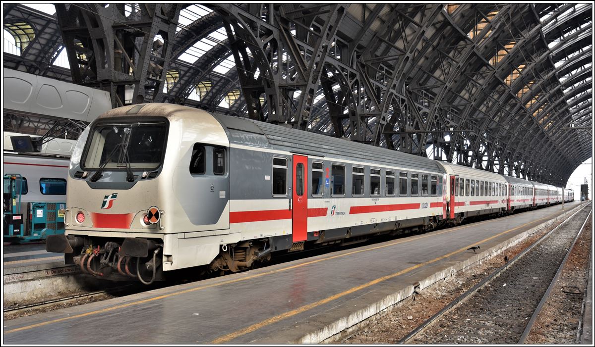 Intercity mit Steuerwagen UIC-Z1 in Milano Centrale. (21.02.2020)