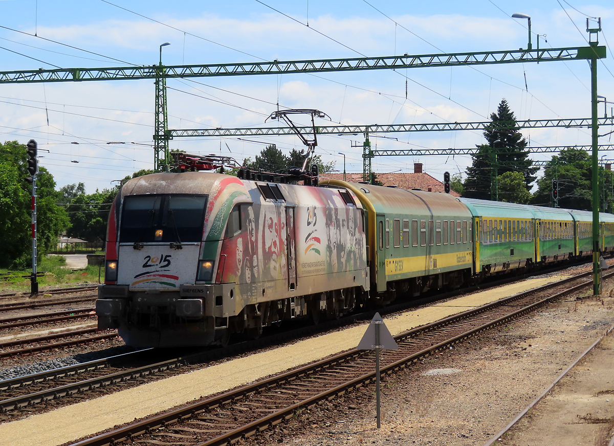 InterCity nach Sopron fährt in den Bahnhof Fertöszentmiklos ein. Fertöszentmiklos, 17.6.2023