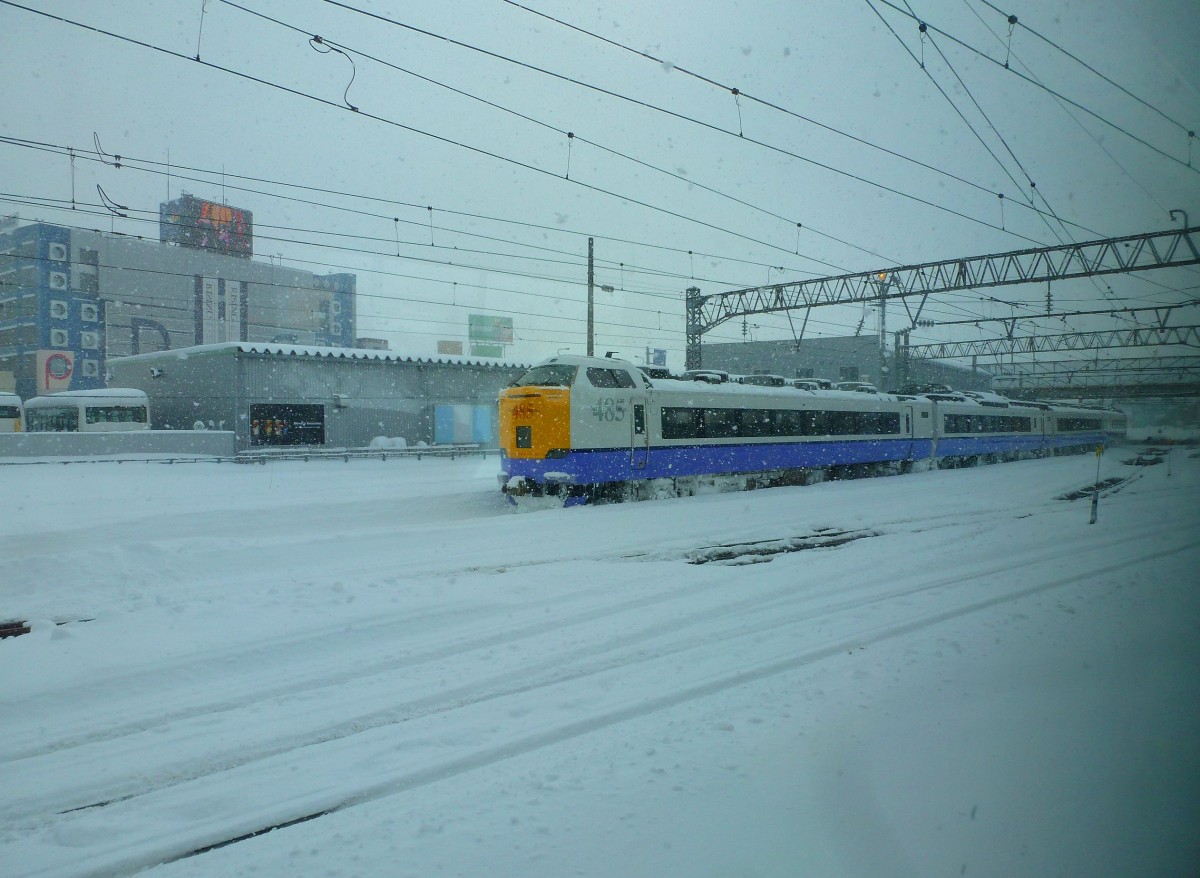 Intercity Serie 481/485 Zweistromzüge: Ein Zug der Serie 481/485-3000 wartet in Aomori auf seinen Einsatz nach Hokkaidô, 12.Februar 2013.  