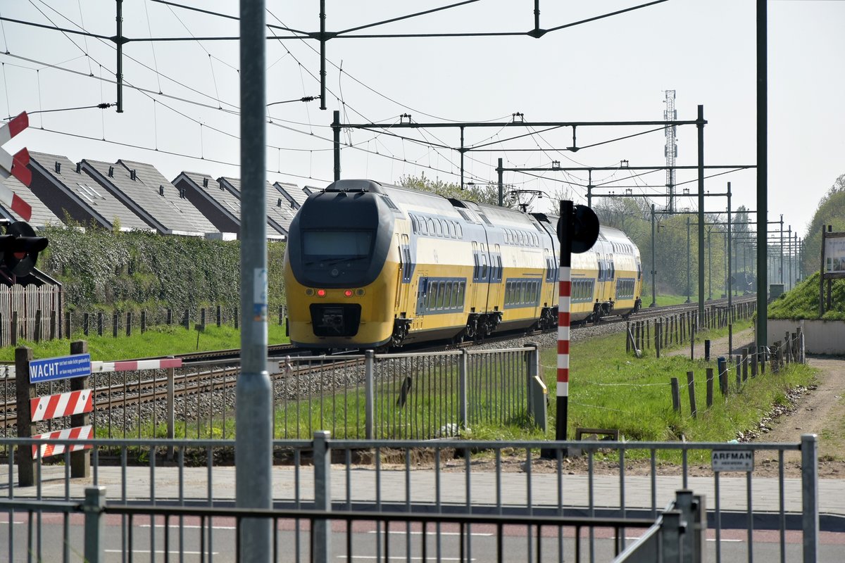 Intercity Virm vierteiler mit der NVR-Nr. 94 84 4901 141-0 naar Maastricht in Echt bei der Durchfahrt am Sonntag den 9.April 2017