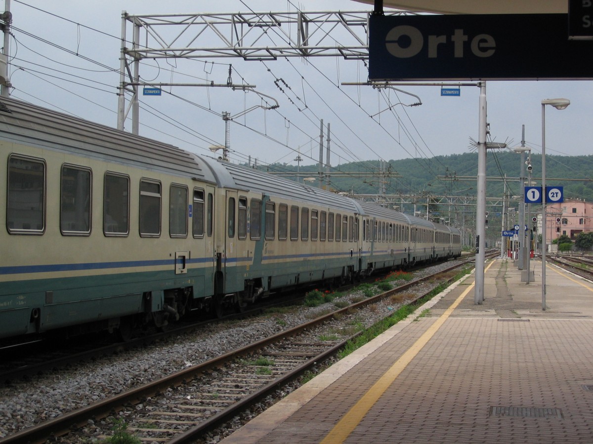 Intercitywagen der Intercity von Rom nach Mailand in Orte, April 2009