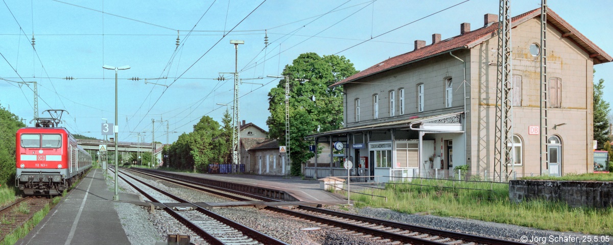 Interessant ist die Bahnsteiganordnung in Oberdachstetten: Der Zugang zu Gleis 1 liegt „ganz normal“ vor dem Empfangsgebäude. Züge nach Würzburg halten aber nicht auf Gleis 2, sondern auf dem Überholgleis 3. Dadurch können überhaupt keine anderen Züge fahren, wenn (wie am 25.5.05) die Fahrgäste über die Gleise 1 und 2 laufen müssen. Zuglok war 112 163.