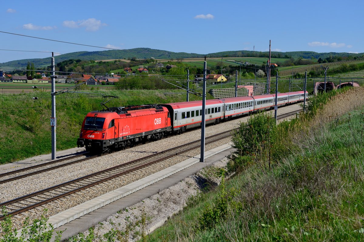 Interessant war am 20. April 2016 die Bespannung von IC 646 von Flughafen Wien Bahnhof nach Salzburg HBF. Die normalerweise im Slowenien Verkehr eingesetzte 1216.145 und somit auf der Westbahn eher selten zu beobachtende Lok konnte mit ihrem Zug beim Verlassen des Wienerwald-Tunnels bei Chorherrn fotografiert werden.