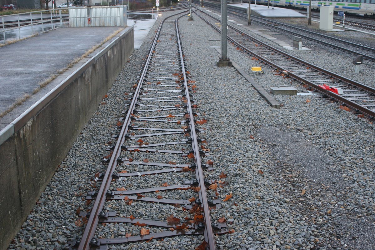 Interessante Bahnschwellen fand ich auf dem Bahnhof in Wittenbach SG vor. Aufgenommen von einer öffentlich zugänglichen Verladerampe.

Wittenbach SG, 24.12.2019