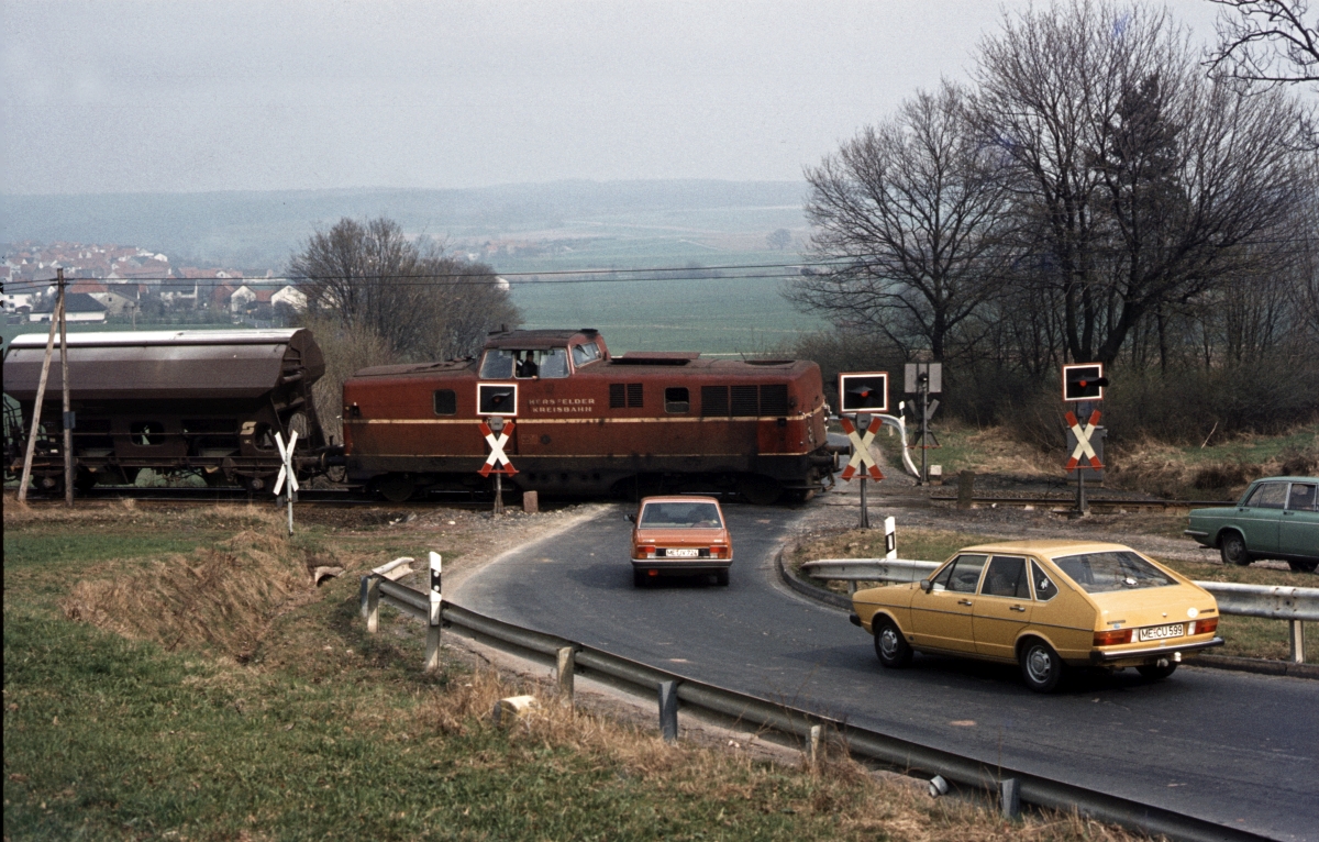 Interessante BÜ-Szene am 3.4.1981 bei Ransbach.