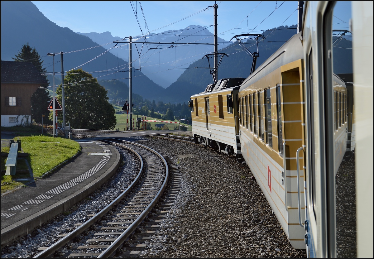Interessante Fahrt der MOB im Schlepptau von Gepäcktriebwagen GDe 4/4 6005. Letzte Ausweichstelle vor Gstaad. September 2014.
