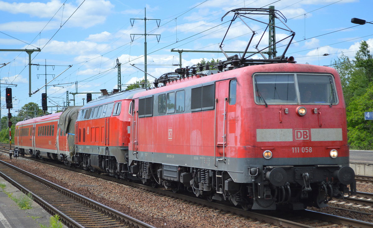 Interessante Fuhre, die DB  111 058  (NVR:  9180 6 111 058-4 D-DB ) mit  218 406-7  (NVR:  9280 1 218 406-7 D-DB ) und einem beschädigten Triebzug der DB Regio  612 090  Name:  Lindau  am Haken am 29.05.20 Durchfahrt Bf. Flughafen Berlin Schönefeld.