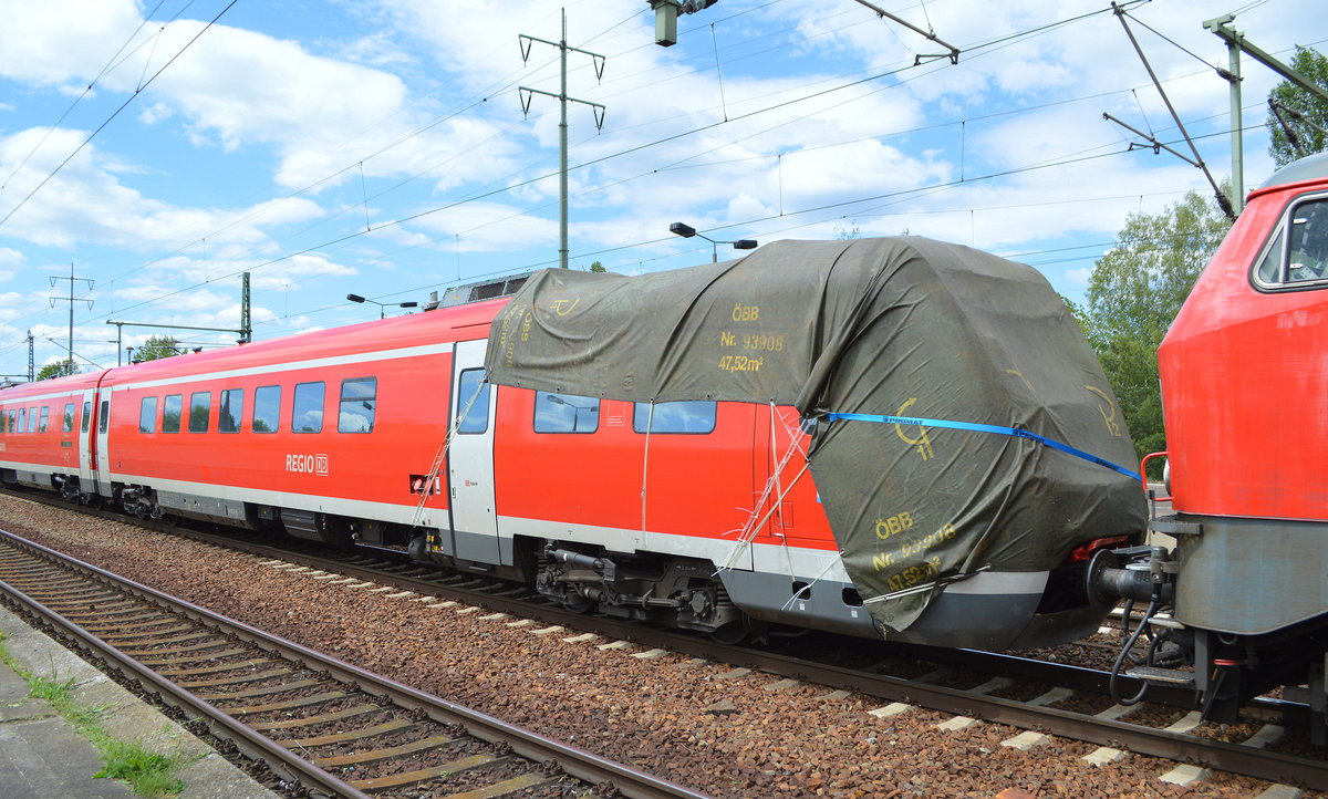 Interessante Fuhre, die DB  111 058  (NVR:  9180 6 111 058-4 D-DB ) und einem beschädigten Triebzug der DB Regio  612 090  Name:  Lindau  am Haken am 29.05.20 Durchfahrt Bf. Flughafen Berlin Schönefeld.